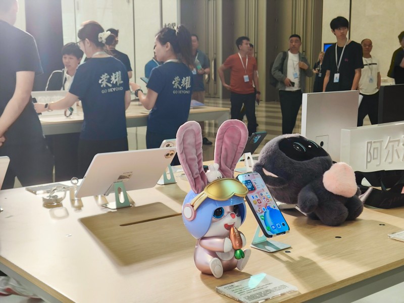 壹号娱乐文化 AI 飞飞兔参展荣耀渠道峰会：智能玩具破圈，开启跨行业创新新可能